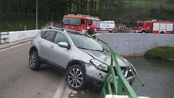 Un coche queda colgado de la presa del pantano del Ebro