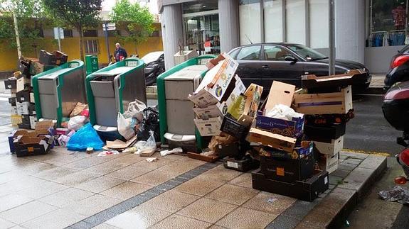 Basura acumulada en los contenedores de Castilla-Hermida