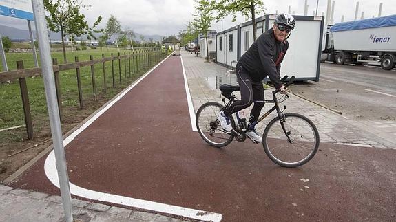 El carril bici por La Marga "es chapucero y peligroso"