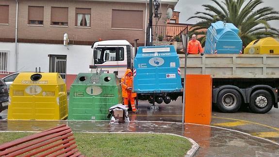 El Gobierno de Cantabria recoge ya los residuos domésticos en Los Corrales