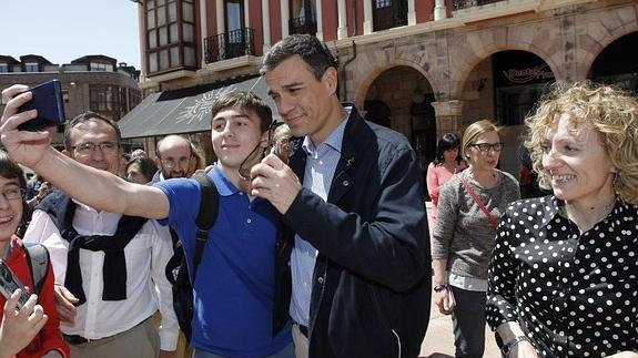 Fotografías y "selfies" con Pedro Sánchez durante su paso por Torrelavega