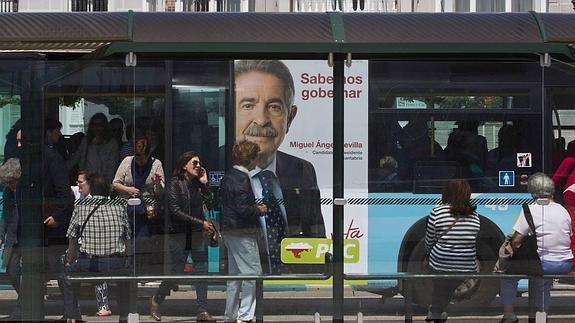 Ganemos denuncia la publicidad electoral en los autobuses municipales