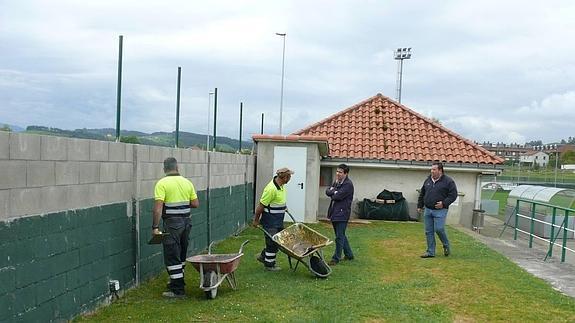 Mejoran el cierre y la accesibilidad del campo de fútbol de la Cultural de Guarnizo