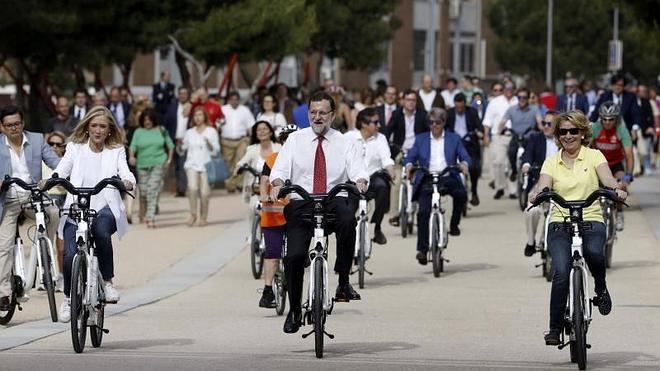 El paseo en bici de Rajoy, un verano azul en la red