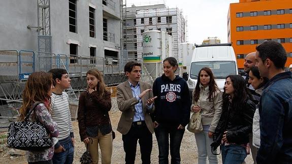 Casares se compromete a crear una bolsa de alquiler social para jóvenes