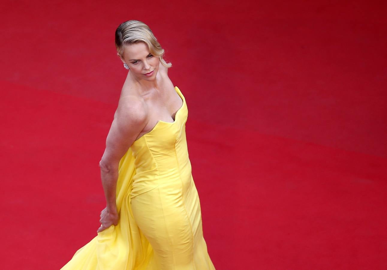 Charlize pisa fuerte en Cannes