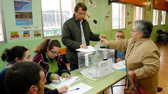 De la Serna repite mayoría absoluta y tendrá cuatro partidos en la oposición