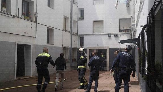 Dos menores escapan de un incendio en un piso de la calle Alta