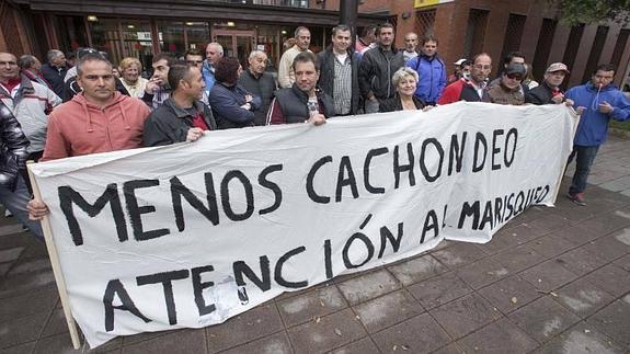 Los mariscadores protestan por las contradicciones burocráticas