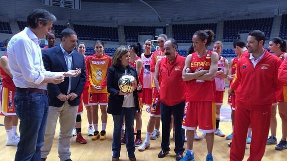 Saenz de Santamaría visita al equipo femenino, al que desea "mucha suerte"