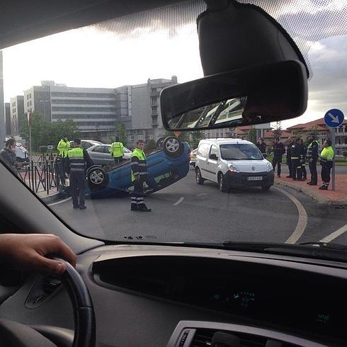 Espectacular accidente sin heridos en la rotonda de Valdecilla