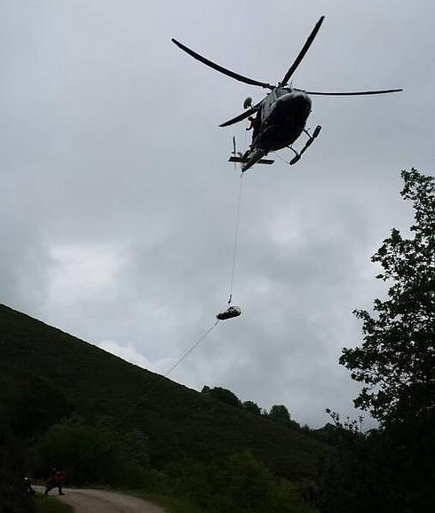 Herido grave un conductor al despeñarse con su coche en Ucieda