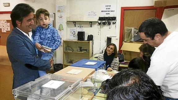 Movellán se queda a un edil de la mayoría absoluta