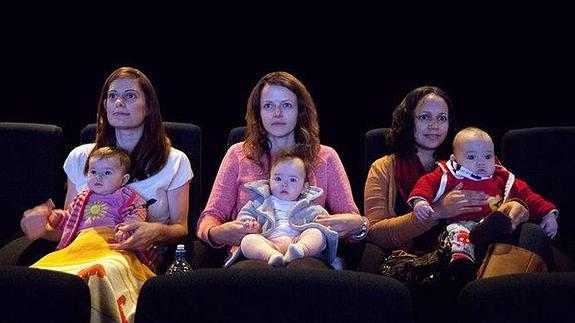 Un cine de Madrid lanza la 'Sesión Teta' para madres con bebés