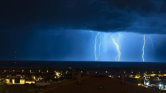 ¿Cómo calcular la distancia a la que se encuentra una tormenta?