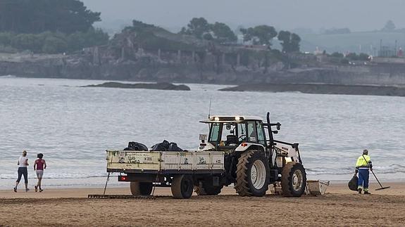 El Ayuntamiento de Santander refuerza el servicio de limpieza de playas