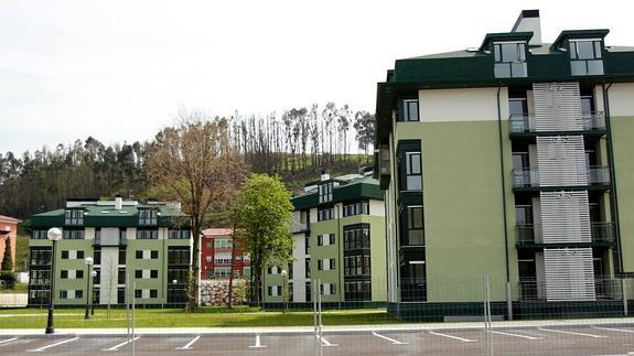 Los vecinos de La Ferretera, Sniace y La Palmera quieren un parque para ancianos