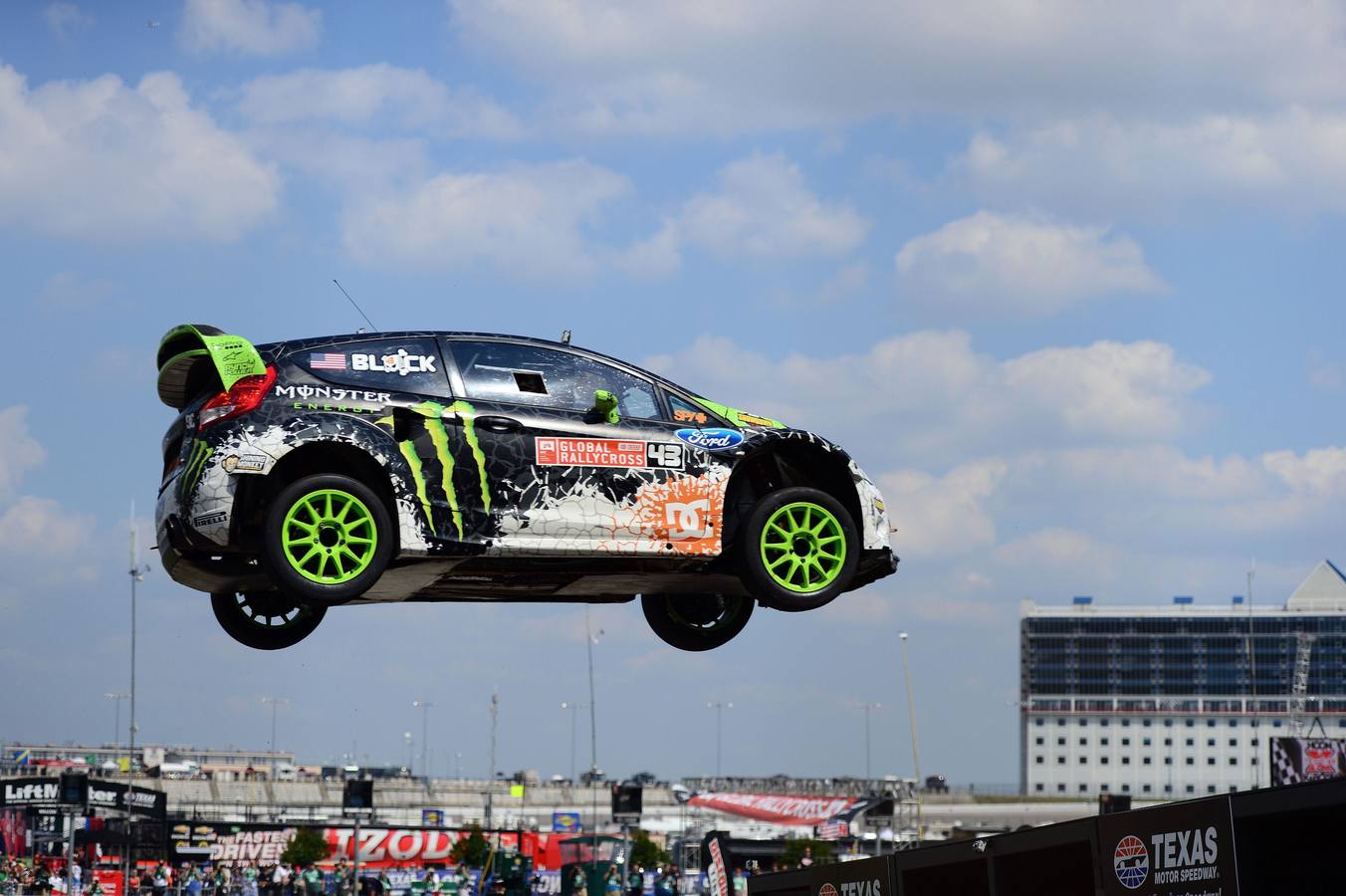 Neymar y Ken Block unen fútbol y rallies en un vídeo