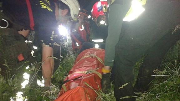 Rescatado un pescador que se cayó al río Nansa