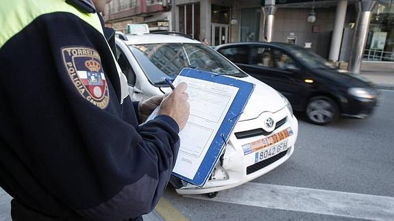 La Policía Local de Torrelavega pone la mitad de multas que hace un par de años