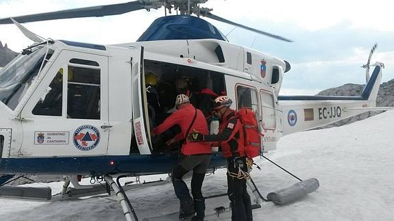 Rescatado un montañero que se precipitó por una sima de ocho metros en Picos
