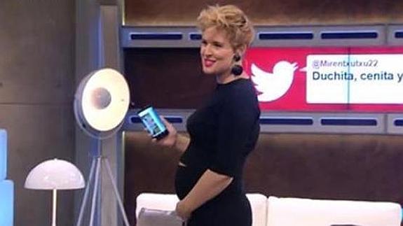 Tania Llasera anuncia su embarazo en Twitter