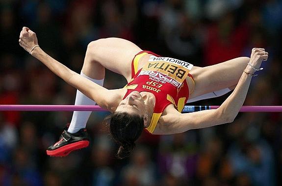 Ruth Beitia vuela por encima de los dos metros en Roma