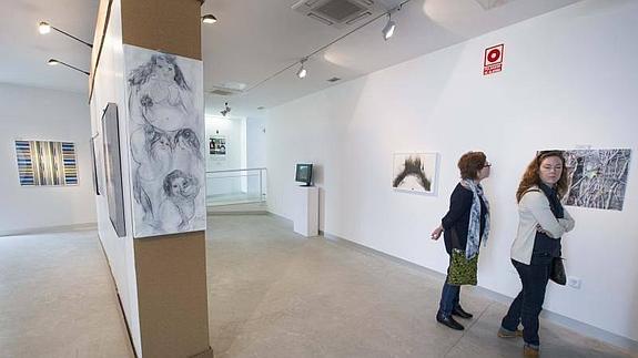 Una treintena de artistas cántabros, vascos e italianos exhiben sus creaciones en Cabo Mayor