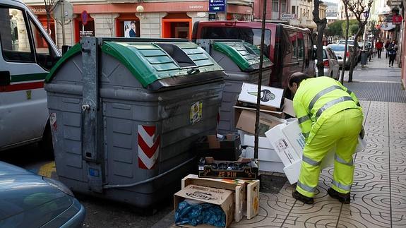 La alcaldesa pide vigilancia policial para que Paruvi no recoja cartón