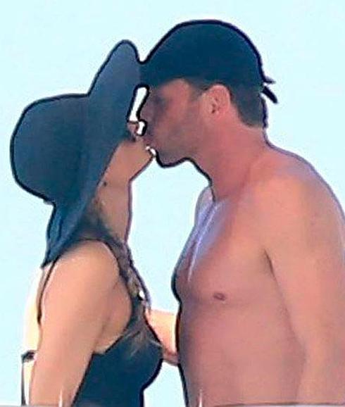 Paris Hilton: besos en Formentera