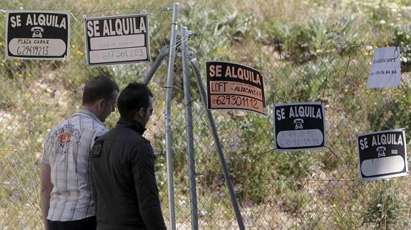 La consejería, colapsada por los cántabros que acuden a cobrar las ayudas al alquiler