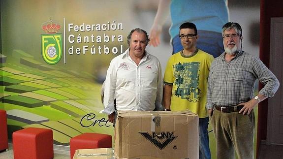 La Federación Cántabra de Fútbol entrega material deportivo para los saharauis