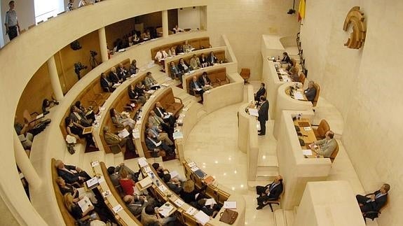 Conoce a los 35 diputados cántabros que hoy toman posesión