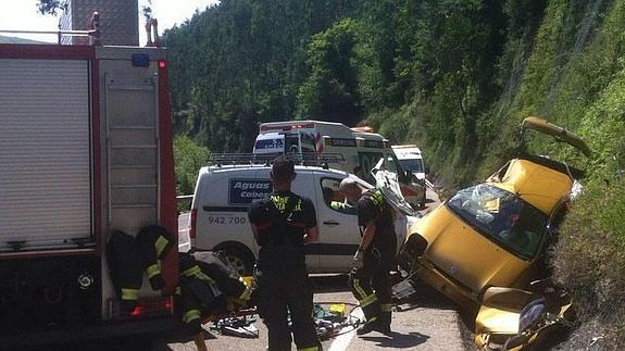 Herida muy grave una joven al colisionar su coche con una furgoneta en Treceño