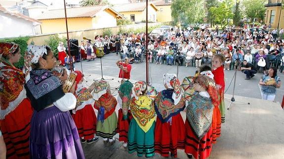 La Escuela de Folclore clausura el curso este sábado en el Centro Nacional de Foto