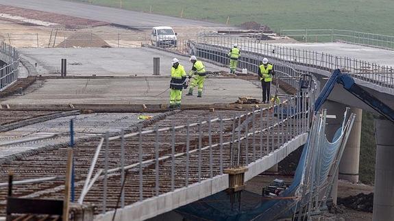 Ana Pastor confirma que las obras de la A-8 concluirán en octubre