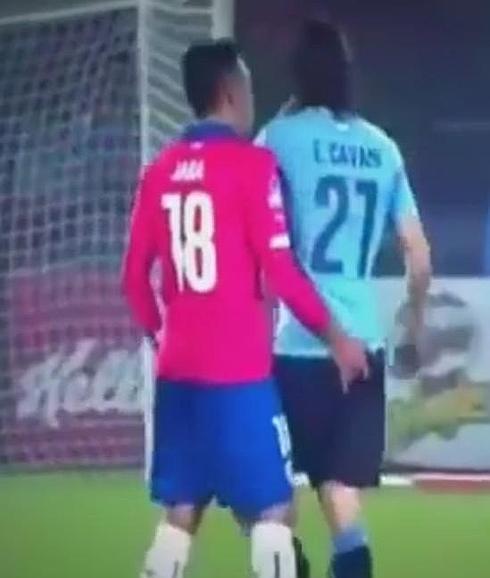 La sucia provocación de Jara a Cavani