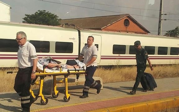 La Guardia Civil socorre a los pasajeros del tren Santander-Valladolid, atrapados 3 horas a 40º