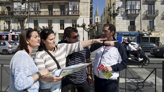 Las oficinas de turismo aumentan el personal y los horarios durante el verano