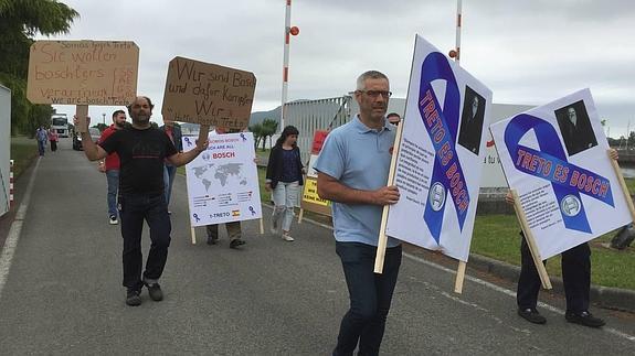 Los trabajadores de Bosch se concentran ante la fábrica de Treto