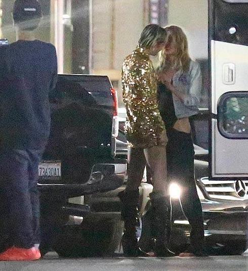 Miley Cyrus se besa con su ángel de Victoria's Secret