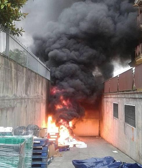 Incendio sin consecuencias de unos palés en un supermercado en Noja