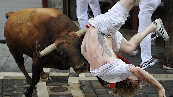 Dos heridos por asta de toro en el primer encierro de San Fermín