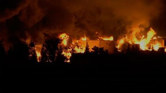 Espectacular incendio en una nave de reciclaje de Guadalajara