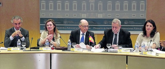 Cantabria rechaza con otras nueve autonomías el objetivo de déficit fijado por Montoro