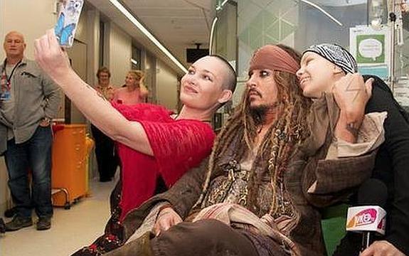 El pirata solidario Johnny Depp visita un hospital oncológico infantil