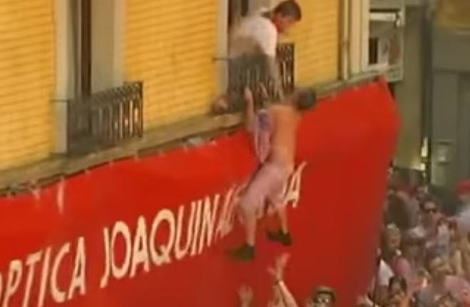 Le dan un puñetazo al intentar colarse en un piso en San Fermín