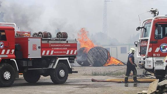 Un incendio en el polígono 'La Verde' de Camargo causa la alarma entre los vecinos