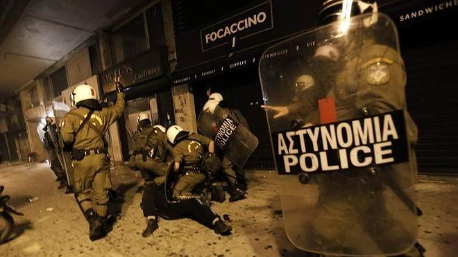 Incidentes entre policía y manifestantes en Atenas en protesta contra acuerdo