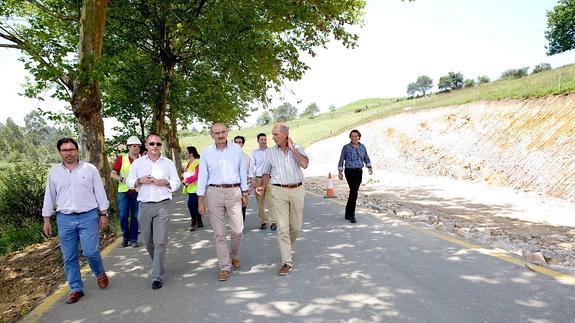 El Gobierno promete no talar "ni un árbol más" en la carretera de Golbardo